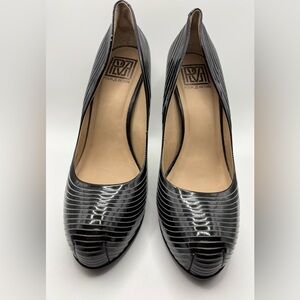 Pour La Victoire Irina Black Striped Heels Size 9.